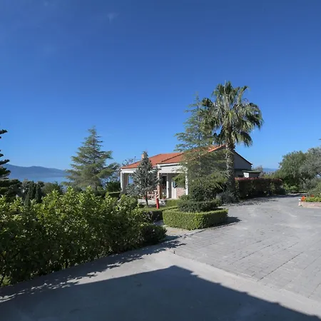 - Ocean Panorama And Lush Gardens Holiday home *