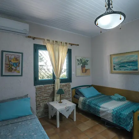 - Ocean Panorama And Lush Gardens * Nerotriviá